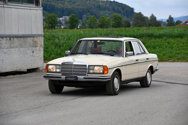 Bild: Mercedes-Benz 280 E (1979) - als Lot 127 an der Versteigerung der Oldtimer Galerie Toffen am 14. Oktober 2023 angeboten
