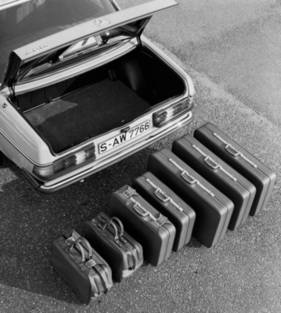 Mercedes-Benz 280 E (1980) - Kofferraum mit Warndreieck und Kofferset aus den Jahren 1976 bis 1985