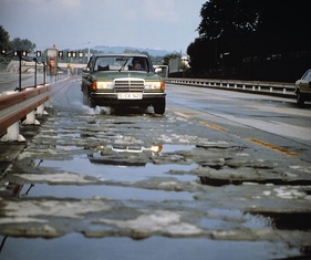Mercedes Benz 280 E (1980) - Schlechtwegfahrt auf der Untertürkheimer Einfahrbahn
