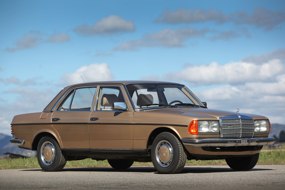 Mercedes-Benz 280 E (1981) - Spitzenmodell mit Stahlrädern und Radkappen