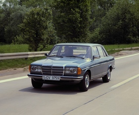 Mercedes Benz 280 E (1982) - auf schneller Fahrt