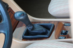 Mercedes-Benz 280 E (1993) - Fünfgang-Handschaltung, selten zu sehen bei den Sechszylindern