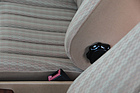 Mercedes-Benz 280 E (1993) - am Sitz befestigte Gurtschlösser