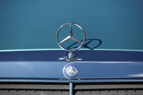 Mercedes-Benz 280 E (1993) - der Stern sitzt auf dem Kühlergrill