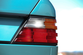 Mercedes-Benz 280 E (1993) - geriffelte Rückleuchten, typisch für die damaligen Autos von Daimler-Benz