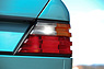 Mercedes-Benz 280 E (1993) - geriffelte Rückleuchten, typisch für die damaligen Autos von Daimler-Benz (© Bruno von Rotz, 2018) Mercedes-Benz 280 E (1993) - geriffelte Rückleuchten, typisch für die damaligen Autos von Daimler-Benz (© Bruno von Rotz, 2018)