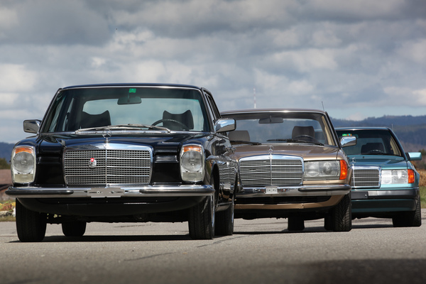 Mercedes-Benz 280 E (1993) hinten - er war der späteste der drei - vorne W 114, dazwischen der W 123 jeweils mit 2,8-Liter-Sechszylindermotor
