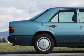 Mercedes-Benz 280 E (1993) - hohes Heck bürgt für viel Kofferraum