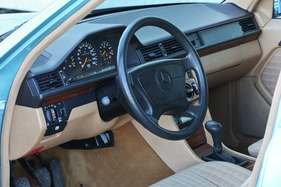 Mercedes-Benz 280 E (1993) - kein Lederlenkrad, etwas Holz