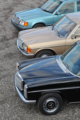 Mercedes-Benz 280 E - Die Fronten modernisierten sich über die Generationen laufend - in der Mitte ein 280 E von 1981