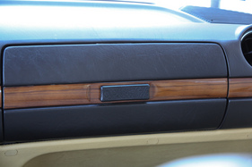 Mercedes-Benz 280 E - Ein Schloss am Handschuhfach kostete CHF 18 (DM 21.09) extra, der Vorbesitzer dieses Fahrzeuges befand diese Ausgabe offenbar als unnötig