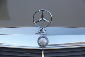 Mercedes-Benz 280 E - Er trägt den Stern stolz auf dem Chromgrill