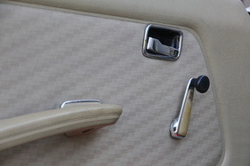Mercedes-Benz 280 E - Hier wird von Hand gekurbelt - Für elektrische Fensterheber musste ein Aufpreis von CHR 908 (DM 1043.40) bezahlt werden