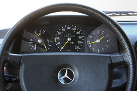 Mercedes-Benz 280 E - Klar ablesbare Armaturen