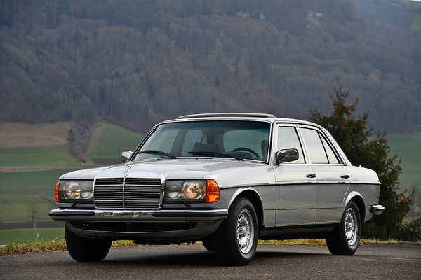Mercedes-Benz 280 E W123 (1977) - gemeldet als Lot 180 für Versteigerung der Oldtimer Galerie Toffen vom 27. März 2021