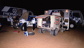 Mercedes-Benz 280 GE (1982) - Rallye Paris-Dakar 1983 - Service beim nächtlichen Boxenstopp