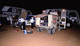 Mercedes-Benz 280 GE (1982) - Rallye Paris-Dakar 1983 - Service beim nächtlichen Boxenstopp