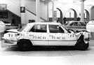 Mercedes Benz 280 S - demonstrierte Fahrzeugsicherheit, Ergebnis eines Frontalaufpralls mit 48,8 km/h und eines Rückwärtsunfalles mit 32 km/h - Innenraum vollständig intakt - am Genfer Automobilsalon 1974