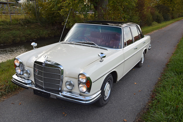 Mercedes Benz 280 SE (1969) - angeboten an der Versteigerung der Oldtimer Galerie in Toffen am 29. November 2014