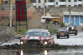 Bild Mercedes Benz 280 SE (1970) - für einige Wagen war das Wasser zu tief - Rallye Peking-Paris 2013