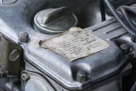 Mercedes-Benz 280 SE (1977) – Aufkleber mit Angaben für Ventilspiel, Zündzeitpunkt, Leerlaufdrehzahl und CO-Gehalt