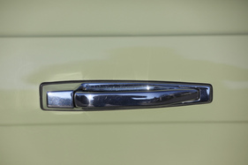 Mercedes-Benz 280 SE (1977) – Bügeltürgriffe mit kleinen innenliegenden Gegengewichten für das ideale Öffnungsgefühl