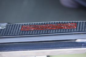 Mercedes-Benz 280 SE (1977) – Die Ladekante gibt nur den Hinweis, aber keine konkreten Informationen. Die stehen in der Tankklappe