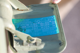 Mercedes-Benz 280 SE (1977) – Die Reifendrücke lassen sich auf diese weise auch viel bequemer lesen