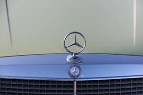 Mercedes-Benz 280 SE (1977) – Doppelt hält besser: Stern im Lorbeerkranz auf der Kühlermaske und stehende Skulptur darüber
