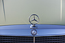 Mercedes-Benz 280 SE (1977) – Doppelt hält besser: Stern im Lorbeerkranz auf der Kühlermaske und stehende Skulptur darüber (© Bruno von Rotz, 2023) Mercedes-Benz 280 SE (1977) – Doppelt hält besser: Stern im Lorbeerkranz auf der Kühlermaske und stehende Skulptur darüber (© Bruno von Rotz, 2023)