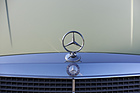 Mercedes-Benz 280 SE (1977) – Doppelt hält besser: Stern im Lorbeerkranz auf der Kühlermaske und stehende Skulptur darüber