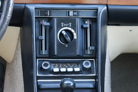 Mercedes-Benz 280 SE (1977) – Heizung, Radio, Innenbleuchtung und Heckscheibenheizung: die Mittelkonsole einer Luxus-Limousine