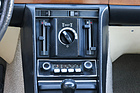 Mercedes-Benz 280 SE (1977) – Heizung, Radio, Innenbleuchtung und Heckscheibenheizung: die Mittelkonsole einer Luxus-Limousine