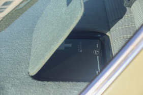 Mercedes-Benz 280 SE (1977) – Immer griffbereit: der Verbandskasten unter der Hutablage