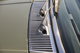 Mercedes-Benz 280 SE (1977) – Innenraumlufteinlass mit verchromtem Ziergitter