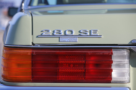 Mercedes-Benz 280 SE (1977) – Plakette des ausliefernden Händlers unter dem Schriftzug
