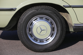 Mercedes-Benz 280 SE (1977) – Raddeckel mit Zentrum in Karosseriefarbe. Leichtmetallräder kosteten selbst beim 6.9 Aufpreis
