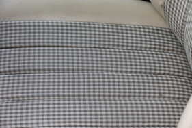 Mercedes-Benz 280 SE (1977) – Sitze in "Vollpfeifen-Ausführung" (die sich nicht auf den Fahrer, sondern auf die Steppung bezieht) mit Mittelbahnen aus Pepita-Stoff