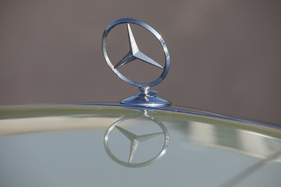 Mercedes-Benz 280 SE (1977) – So wie der W 116 über allen Dingen steht, steht der Mercedesstern über der Motorhaube