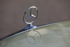 Mercedes-Benz 280 SE (1977) – Stolz trägt der W 116 sein Markenzeichen auf der Spitze der Motorhaube