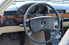 Mercedes-Benz 280 SE (1977) – Unhandlich für die Sicherheit: riesiges Lenkrad mit grosser Prallplatte