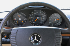 Mercedes-Benz 280 SE (1977) – Vorbildlich ablesbare Instrumente mit orangen Zeigern. An dieser Anordnung sollte sich die nächsten 30 Jahre nichts ändern