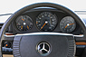 Mercedes-Benz 280 SE (1977) – Vorbildlich ablesbare Instrumente mit orangen Zeigern. An dieser Anordnung sollte sich die nächsten 30 Jahre nichts ändern (© Bruno von Rotz, 2023) Mercedes-Benz 280 SE (1977) – Vorbildlich ablesbare Instrumente mit orangen Zeigern. An dieser Anordnung sollte sich die nächsten 30 Jahre nichts ändern (© Bruno von Rotz, 2023)