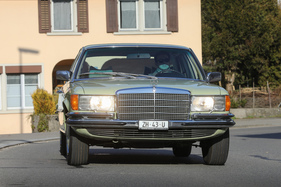 Mercedes-Benz 280 SE (1977) – engstehende Augen: für den W123 drehte Daimler die Anordnung von Abblendlich und Nebelscheinwerfern um Mercedes-Benz 280 SE (1977) – engstehende Augen: für den W123 drehte Daimler die Anordnung von Abblendlich und Nebelscheinwerfern um