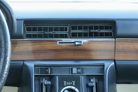 Mercedes-Benz 280 SE (1977) – flache Luftdüsen über breiter Zebranofurnierleiste