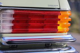 Mercedes-Benz 280 SE (1977) – geriffelte Rückleuchten bleiben verschmutzt besser sichtbar
