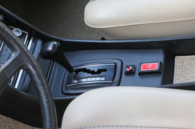 Mercedes-Benz 280 SE (1977) – holzfreie Mittelkonsole mit Automatik-Wählhebel und Warnblinkschalter. Dazwischen der Knopf für die Start-Stop-Automatik