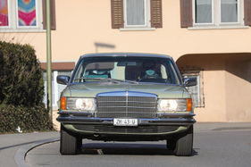 Mercedes-Benz 280 SE (1977) – nach dem R107 erst der zweite Daimler mit horizontalen Scheinwerfern Mercedes-Benz 280 SE (1977) – nach dem R107 erst der zweite Daimler mit horizontalen Scheinwerfern