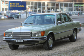 Mercedes-Benz 280 SE (1977) – seit 1972 muss der Spruch im Hintergrund um den W 116 ergänzt werden