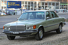 Mercedes-Benz 280 SE (1977) – seit 1972 muss der Spruch im Hintergrund um den W 116 ergänzt werden